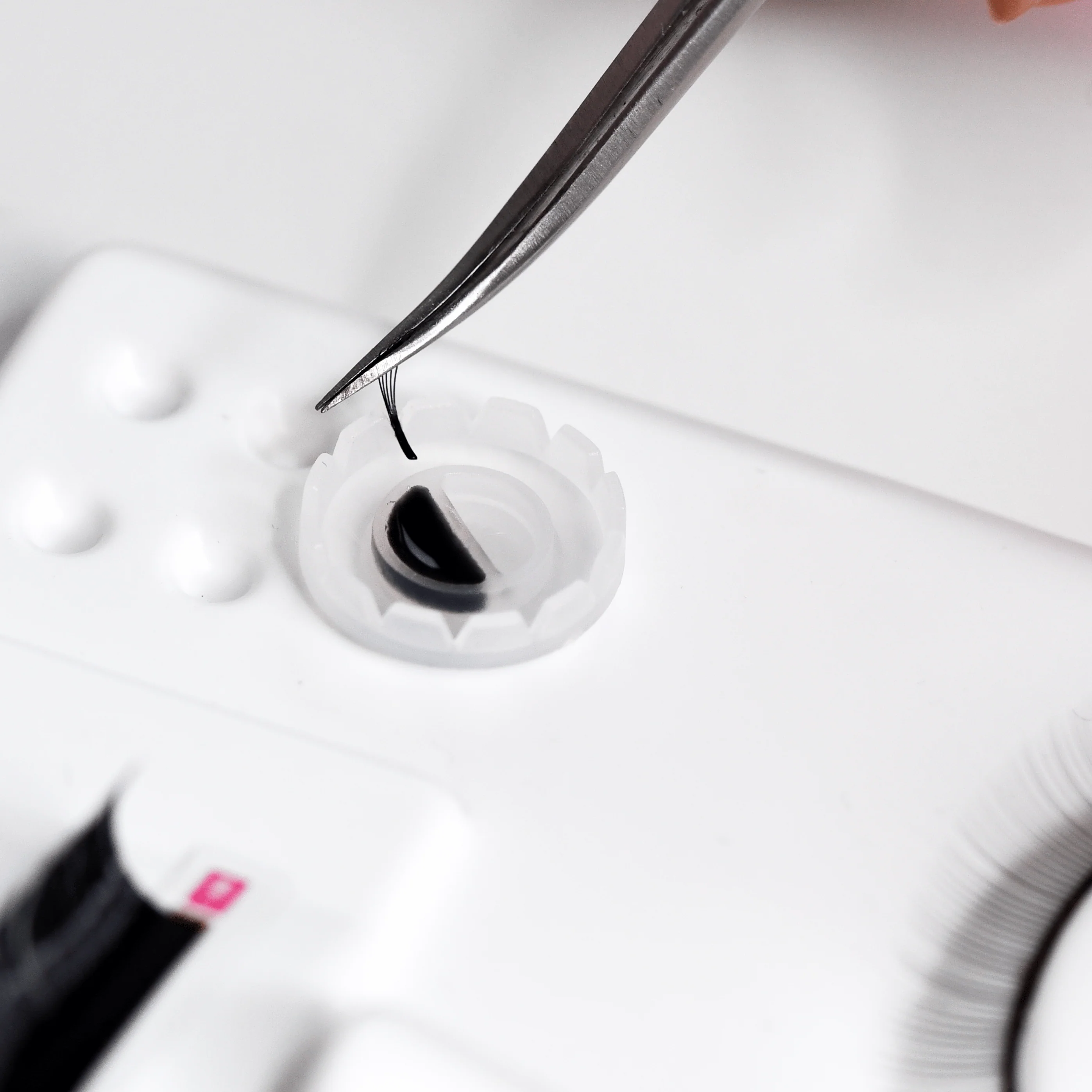 Helpful Lash Fan Adhesive Cups (10) - Image 3